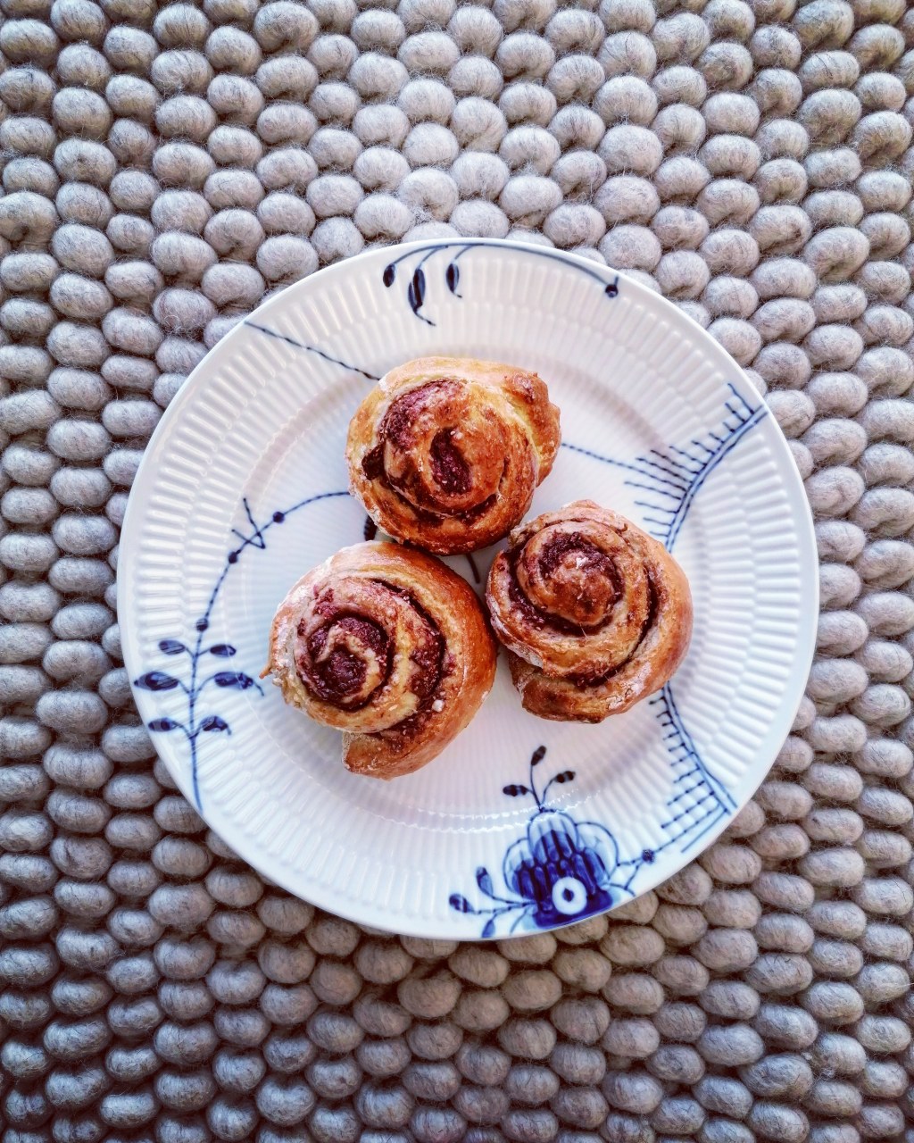 Cynamon rolls z fermentowaną różą&nbsp;pomarszczoną