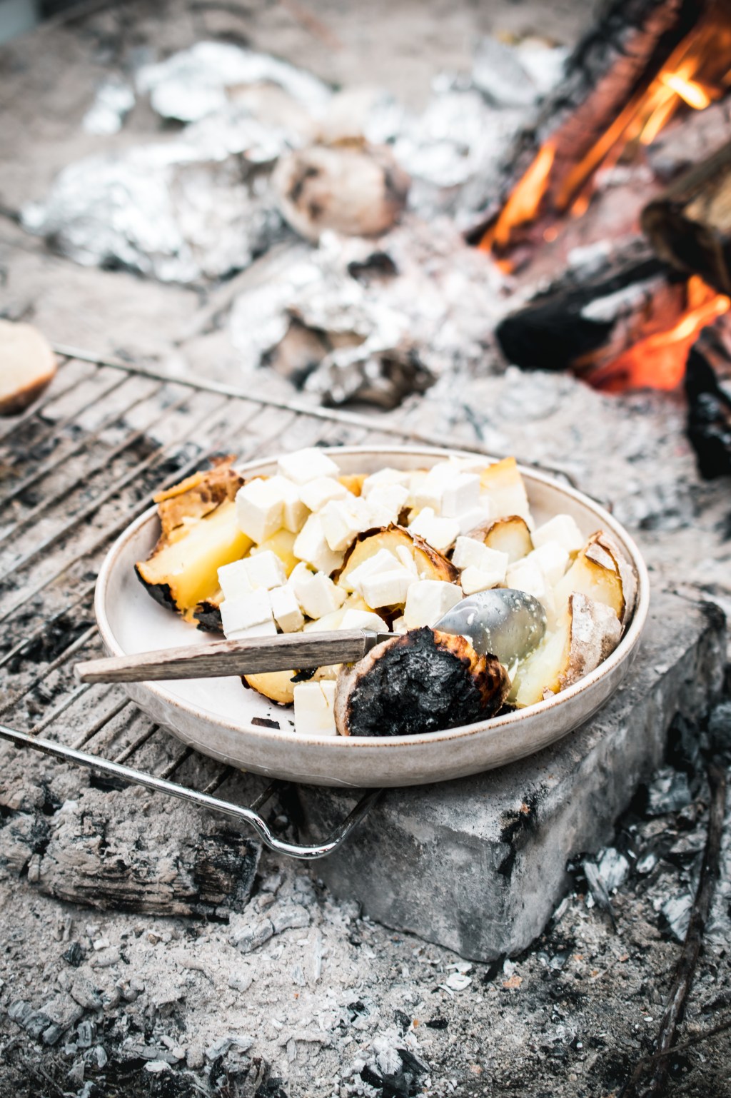 Pieczone ziemniaki (jak) z&nbsp;ogniska.